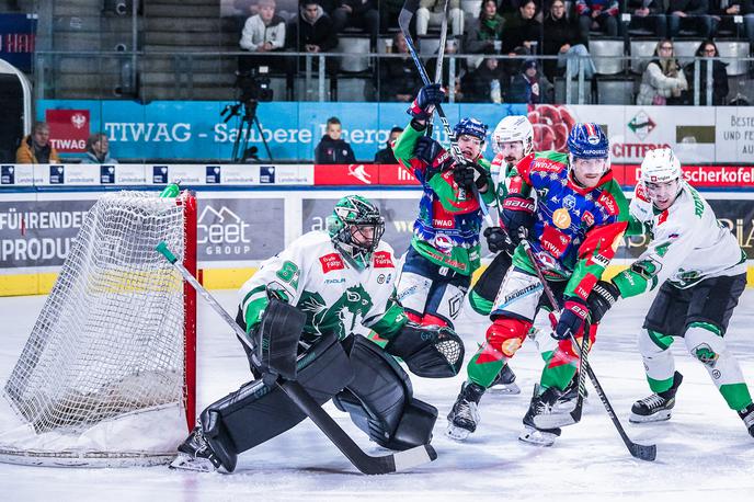 Innsbruck : HK Olimpija | Lukaš Horak je branil prvič po 1. novembru in Olimpiji izdatno pomagal do zmage nad Innsbruckom. | Foto HCI