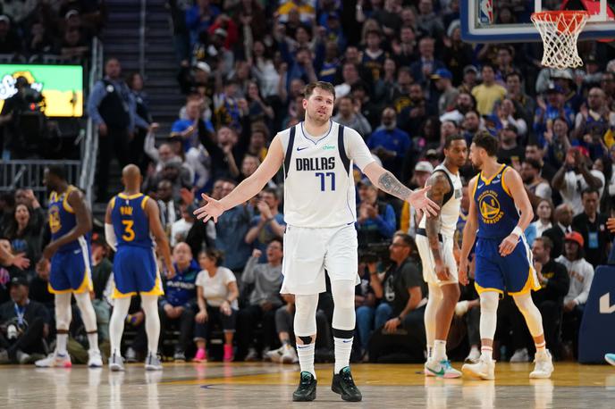 Luka Dončić poraz proti Golden State Warriors | Luka Dončić je bil najbolj vroč košarkar na parketu, a ni imel prave pomoči košarkarjev s klopi in Dallas je po sedmih zaporednih zmagah moral priznati premoč tekmecu. | Foto Reuters