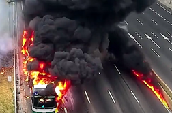 Na avtocesti izbruhnil požar, ljudje so panično bežali z avtobusa #video