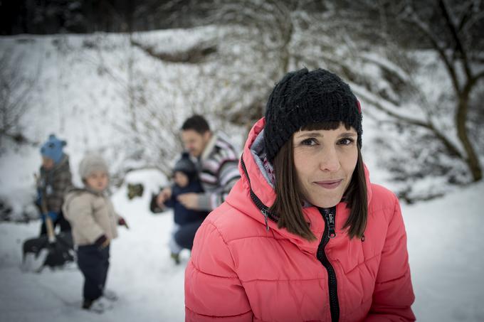 "Nisem tipična mama, ki si želi biti samo doma. Mislim, da imam nekaj talentov, ki jih želim živeti, ne bi rada čakala, da otroci odrastejo, preden jih bom lahko uresničila. To želim zdaj. Omejeno, pa vendar." | Foto: Ana Kovač