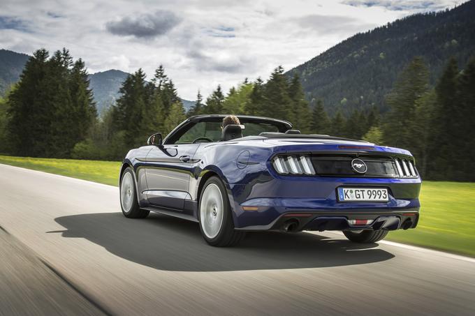 Ford Mustang, ki ga lahko kupci izberejo v eni od desetih posebnih barv, med katerimi sta tudi ekskluzivni Competition Orange in Triple Yellow, obuja značaj avtomobilske legende s sodobnim oblikovanjem in klasičnimi elementi – vključno z dolgim, izklesanim pokrovom motornega prostora in kratkim zadkom. Večslojna izolirana platnena streha kabrioleta poskrbi za tiho kabino in zagotavlja aerodinamičen profil, ko je zložena za sedeži. | Foto: Ford