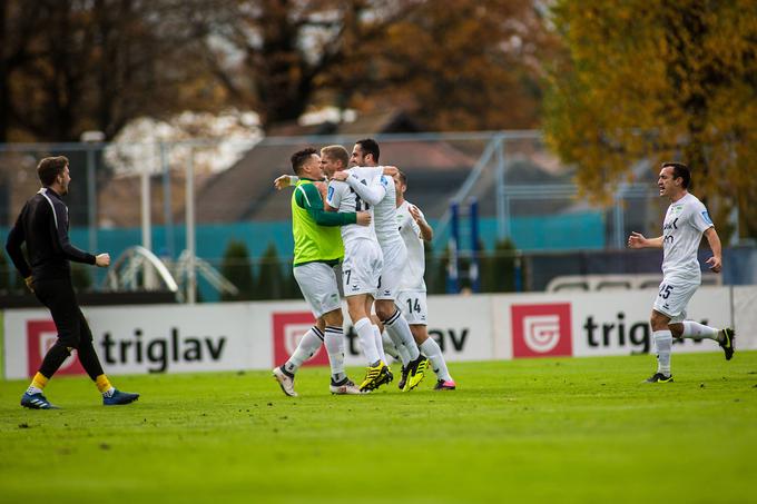 Veselje Krčanov po spektakularnem zadetku Marca da Silve v Kranju, pri katerem mu je pomagala tudi sreča. | Foto: Grega Valančič/Sportida