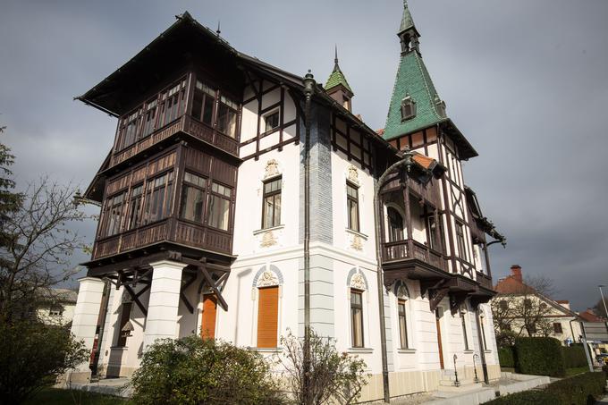 Kunstljeva vila na Tržaški cesti 10 na Vrhniki izstopa med okoliškimi hišami. Leta 1911 jo je dal zgraditi premožni trgovec z  lesom Josip Kunstelj (Kunstel). | Foto: Bojan Puhek