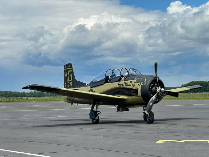 North american T-28B "trojan" je bilo eno prvih letal avstrijske zasedbe. Izdelali so ga leta 1954, dobrih deset let pozneje ga je kupil idejni pobudnik Flying Bulls Sigi Angerer in ga mukoma prepeljal v Avstrijo. V zadnjih letih so ga temeljito obnovili. | Foto: Gregor Pavšič