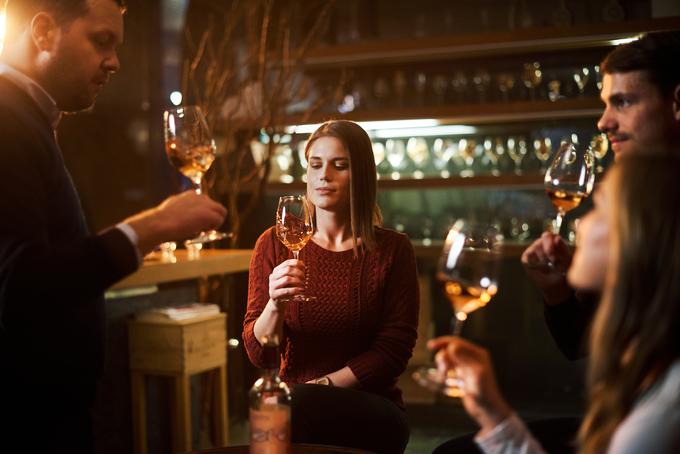 Domača degustacija ni le odlična priložnost, da se ob kozarcu dobrega vina spet srečate s starimi prijatelji. Je veliko več kot to. Pravijo namreč, da svet vin zares odkrijete šele takrat, ko začnete vina med seboj tudi primerjati. | Foto: 