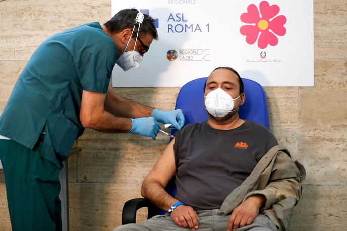 cepljenje Italija | Italijanska vlada pod vodstvom Maria Draghija razmišlja tudi o skrajšanju veljavnosti potrdila o cepljenju, ki naj bi ga kmalu skrajšali z 12 na devet mesecev. | Foto Reuters