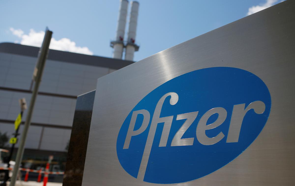 Pfizer | Pfizer v tovarni v mestu Rocky Mount, ki jo je tornado prizadel 19. julija, proizvaja skoraj četrtino vse svoje proizvodnje sterilnih zdravil za injiciranje. Po navedbah družbe je škoda nastala predvsem v skladišču, kjer hranijo surovine in končne izdelke. | Foto Reuters