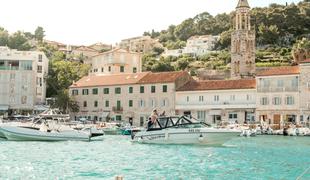 Hvar: po plezanju na balkon se Britanec zdaj bori za življenje