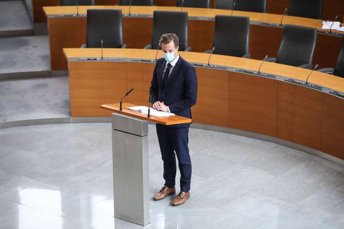 dz | Državni sekretar na ministrstvu za pravosodje Zlatko Ratej je danes pojasnil, da spremembe posegajo na številna področja, saj je bil glavni razlog za njihovo pripravo prenos številnih določb direktiv EU in konvencij. | Foto STA