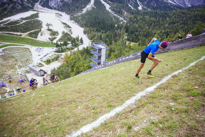 Ribnikar se je redno udeleževal tekov na letalnice v sklopu serije Red Bull 400. Letos je nastopil na tekmi v Neustadtu in Val di Fiemme, fotografija pa je z lanske tekme v Planici, kjer je tekel z vijoličastimi lasmi. | Foto: Red Bull Content Pool