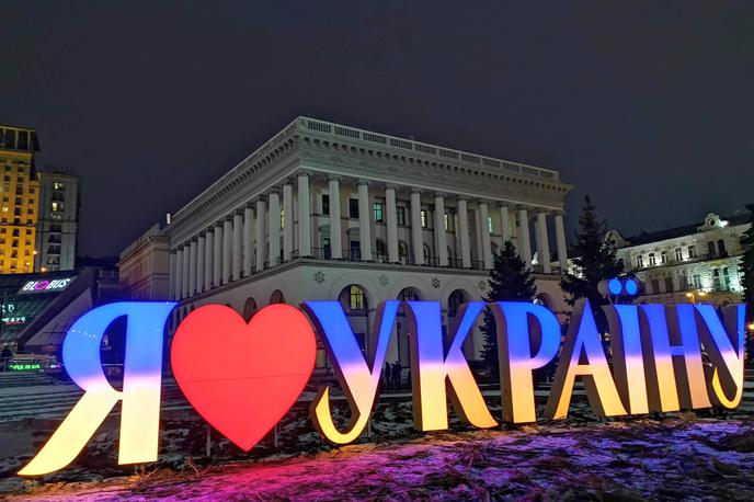 Ukrajina, Kijev, Majdan | Slovenski telekomunikacijski operaterji pomagajo Ukrajinkam in Ukrajincem, ki so varnost pred vojno v svoji domovini poiskali v Sloveniji. Na fotografiji: glavni trg v Kijevu le nekaj tednov pred začetkom vdorom ruske vojske v Ukrajino | Foto Srdjan Cvjetović