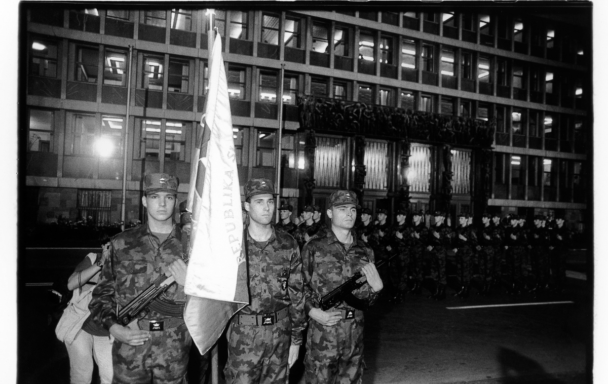 Slovenost ob razglasitvi slovenske samostojnosti | Častna četa na slovesni razglasitvi slovenske samostojnosti na Trgu republike 26. junija 1991. | Foto Tone Stojko, hrani Muzej novejše zgodovine Slovenije