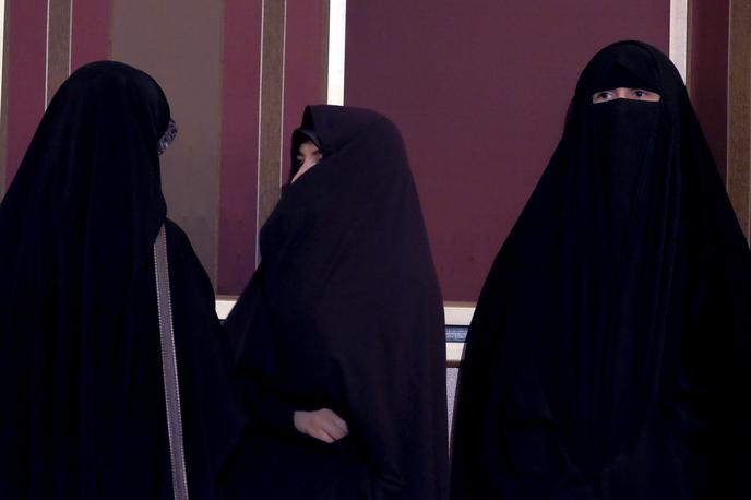 burka | Burka je muslimansko oblačilo, ki v celoti zakriva žensko, vključno z njenimi obrazom in očmi, prek katerih je tančica. | Foto Reuters