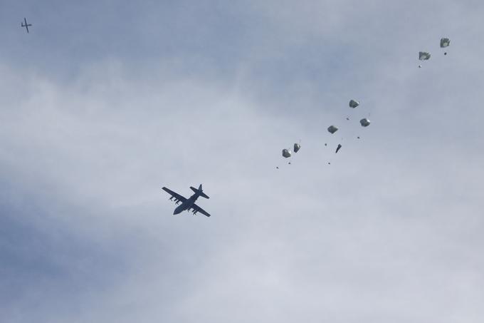 V Gazi so že drugič ta teden iz zraka prejeli pakete humanitarne pomoči, ki jih je dostavilo letalo iz Jordanije.  | Foto: Reuters