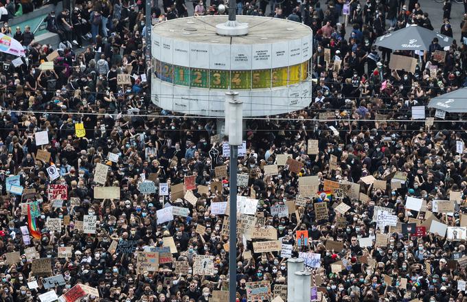 Na protestih v središču Berlina se je včeraj zbralo 15 tisoč ljudi. | Foto: Reuters