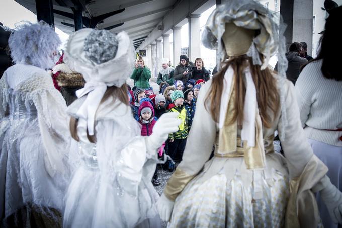 Pravljičnih decembrskih vlakov Slovenskih železnic bodo gotovo najbolj veseli najmlajši. | Foto: Ana Kovač