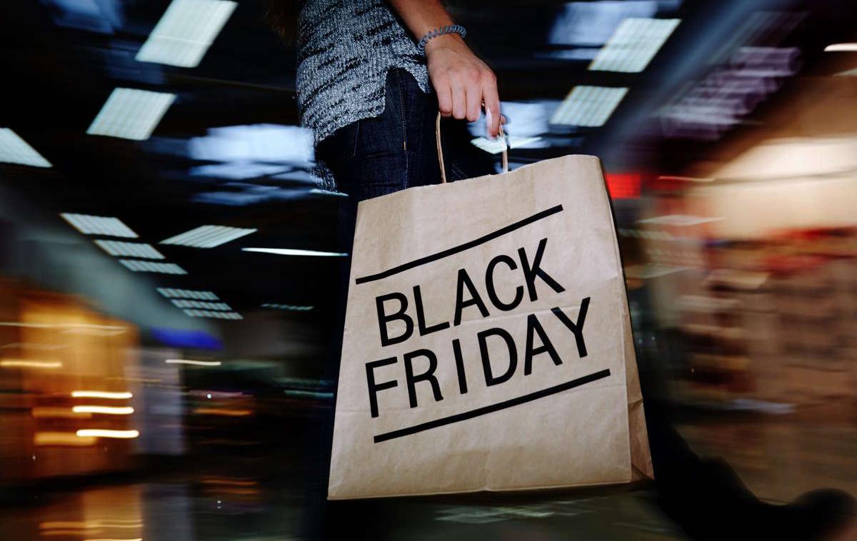 Black Friday | V obdobju t. i. črnega petka želi veliko ljudi predvsem prehiteti praznično nakupovalno sezono in predčasno kupiti darila za svoje najbližje. | Foto Shutterstock