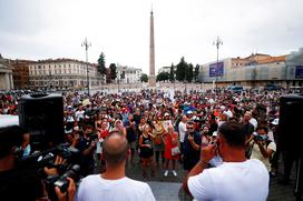 gostinci protest Rim covidna potrdila