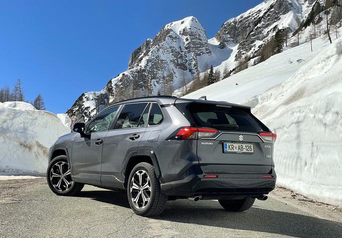 Prek partnerstva s Toyoto je Suzuki dobil velik športni terenec s priključnim hibridom. Tako kakovostnega in zato tudi dragega avtomobila do zdaj pri Suzuki niso imeli. Žal bodo prodajne količine za ta avtomobil vsaj letos močno omejene.  | Foto: Gregor Pavšič