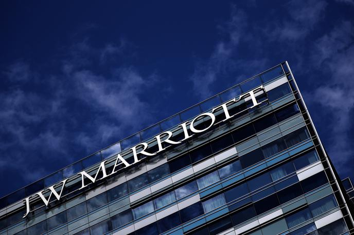 Marriott, hotel | Kraja osebnih podatkov o strankah hotelske verige Marriott bo, če se izkaže, da trenutne ocene o številu vpletenih gostov držijo, obveljala za enega najhujših kibernetskih incidentov vseh časov. Osebne podatke o več ljudeh so hekerji do zdaj namreč ukradli le nekdanjemu internetnemu velikanu Yahoo!. Na fotografiji hotel JW Marriott v Los Angelesu v ameriški zvezni državi Kaliforniji. Hoteli JW Marriott so luksuzna franšiza Marriotta. | Foto Reuters