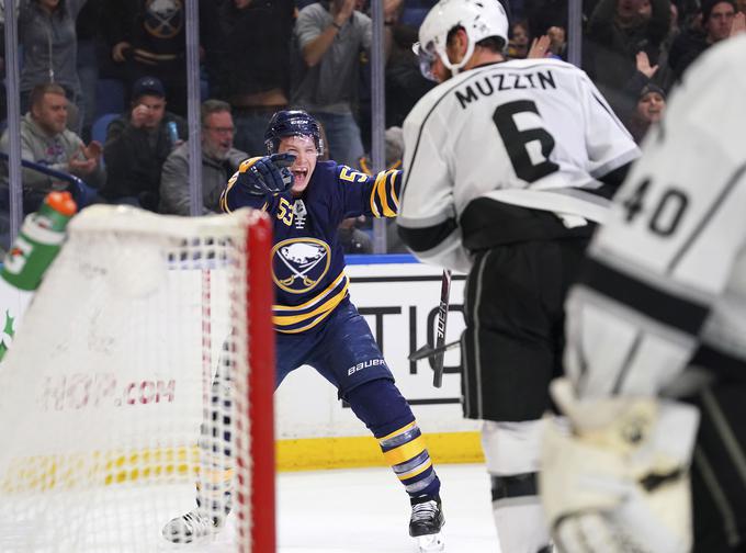 Jeff Skinner je pred domačimi navijači zabil zmagoviti zadetek za Buffalo. | Foto: Reuters