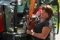 Kljub petim moškim pri hiši vozi traktor in poprime za motorno žago #video