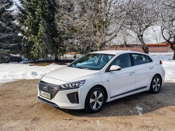 Ker so baterijo razdelili na dva dela, ima ioniq PHEV 550 litrov velik prtljažni prostor. | Foto: Gašper Pirman