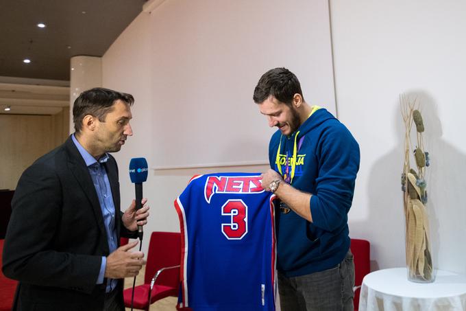 Novinar Damjan Medica s Planet TV je Dragiću predal dres pokojnega velikana evropske in svetovne košarke Dražena Petrovića, ki ga je ta nosil pri ekipi NJ Nets.   | Foto: Matic Klanšek Velej/Sportida