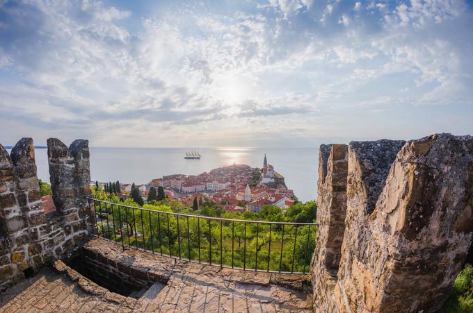 Srednjeveško mestece Piran, ki mu je skozi stoletja pečat pustila bližina mogočnih Benetk, nedvomno sodi med najlepša, najbolj ohranjena in najpristnejša sredozemska mesta. V mestu vas čaka Pomorski muzej, kjer spoznate bogato pomorsko dediščino območja, Akvarij z več kot 60 vrstami rib, znameniti Tartinijev trg in romantično mestno obzidje z najlepšimi sončnimi zahodi. | Foto: 