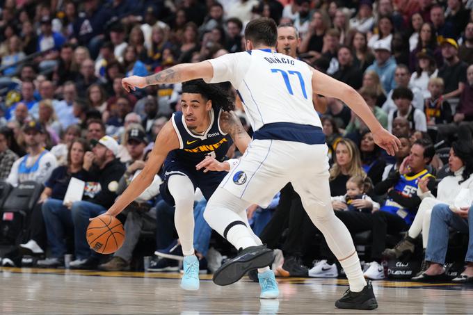 Julian Strawther in Luka Dončić v dvoboju | Foto: Reuters