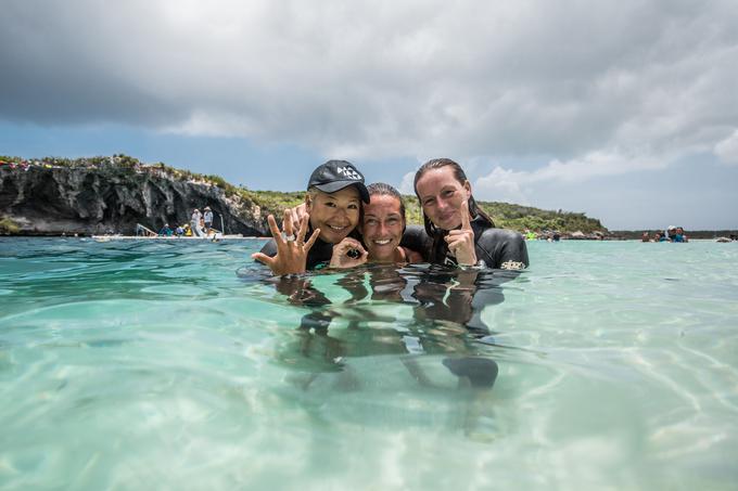 Peti tekmovalni dan si je Alenka svetovni rekord delila s prijateljico, Italijanko Alessio Zecchini. Japonki Hanaki Hirose (levo) so sodniki po pregledu posnetka pokazali rdeči karton. | Foto: Alex St. Jean