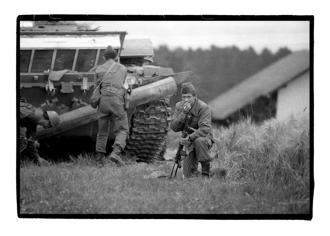 Fotografija je nastala med osamosvojitveno vojno za Slovenijo leta 1991. | Foto: Tone Stojko, hrani Muzej novejše zgodovine Slovenije