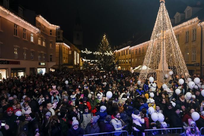 Lučke so v Kranju prižgali na Prešernov rojstni dan #foto