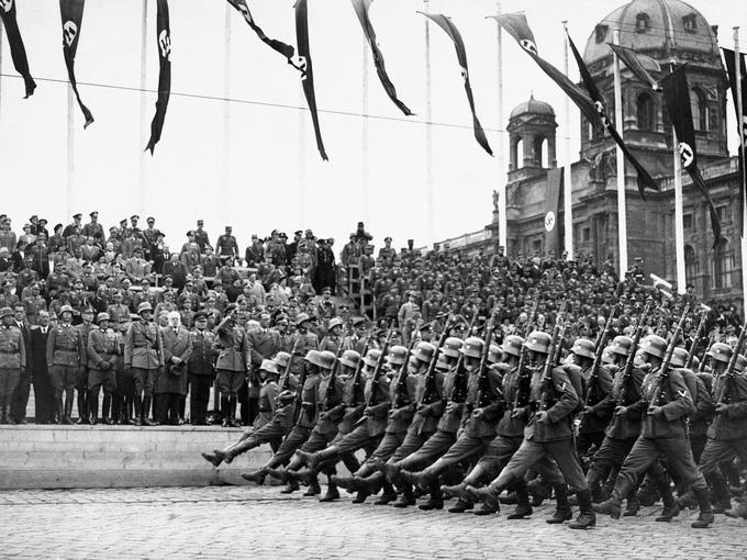 Britanski generalni konzul v Zagrebu Thomas C. Rapp je maja 1938 malce črnogledo pisal, da je v Sloveniji nastalo psihološko vzdušje, ki je naklonjeno nemškim ambicijam. Na fotografiji: nemški vojaki na Dunaju po anšlusu. | Foto: Guliverimage/Vladimir Fedorenko