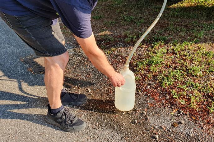 Občina Kanal | Onesnaženje naj bi povzročila obnovitvena oziroma vzdrževalna dela v vodarni, voda pa naj bi imela močan vonj po razredčilu. | Foto STA