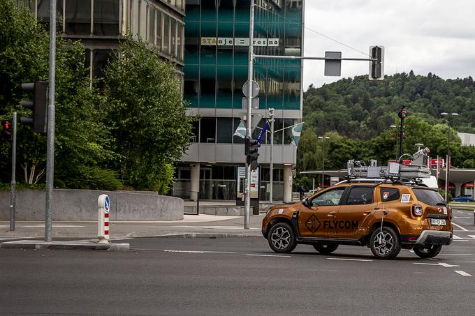 Oprema na strehi avtomobila kranjskega podjetja Flycom Technologies po naročilu Mestne občine Ljubljana (MOL) snema kategorizirane občinske ceste na območju MOL. | Foto: Ana Kovač