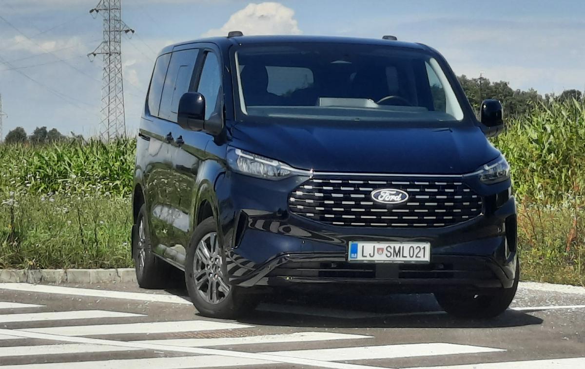 Ford tourneo | Nova generacija dveh Fordovih kombijev seže prek petih metrov, naj gre za L1 ali 40 centimetrov daljšo karoserijo L2. | Foto Aleš Črnivec