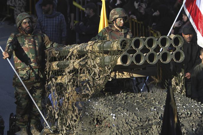 Hezbolah | Po navedbah lokalnih oblasti so izraelske sile zasegle trupli dveh moških, ubitih v napadu izraelskih brezpilotnikov na avtomobil. | Foto Guliverimage