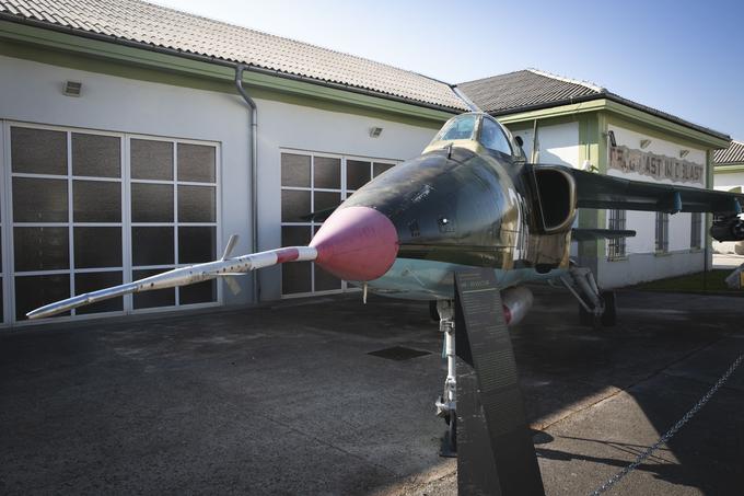 Obiskovalci si bodo lahko ogledali tudi tematsko razstavo Ljubljanska letalska stotnija, ki jo je pripravil Vojaški muzej Slovenske vojske, in fotografsko razstavo Letala in helikopterji Slovenske vojske.  | Foto: Bojan Puhek