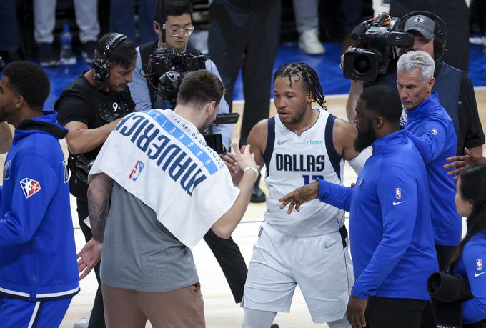 Luka Dončić je čestital Jalnu Brunsonu za izjemno predstavo. | Foto: Reuters