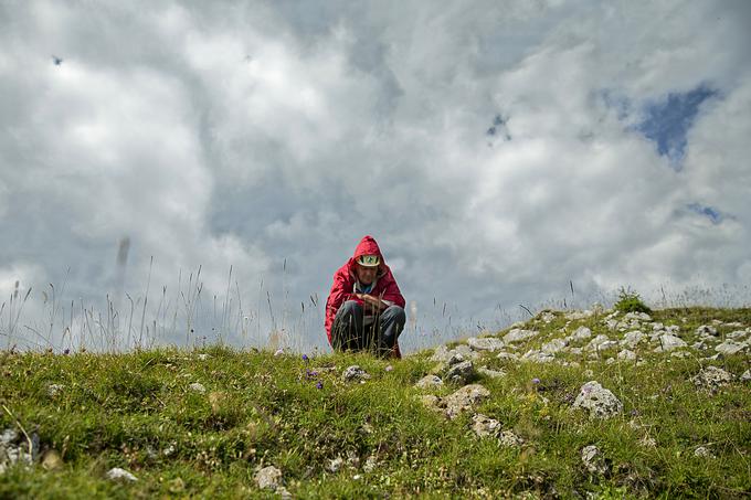 Ob nevihti čim prej sestopimo. Če nas ujameta grom in strela, poiščemo melišče ali kakšen drug čim bolj razbit teren, počepnemo, noge držimo skupaj in poskušamo čepeti na prstih, da je površina stika z zemljo čim manjša. Zaradi nevarnosti padanja kamnov ali zaradi morebitnega udarnega zračnega vala ob udarcu strele nadenemo čelado. Ne čepimo ob skalah, odprtinah votlin ali podbojih vrat, izogibamo se osamelim drevesom in skalam, pa tudi rdečkastim skalam, ki vsebujejo veliko kovin. Stvari, ki jih imamo na nahrbtniku, naj ne segajo nad glavo (palice ali smuči). | Foto: Ana Kovač