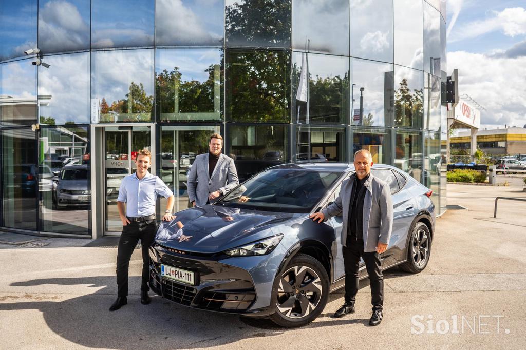 cupra-porsche-verovskova-seat-trgovec-leta-porsche-inter-auto-slovenija-akcija-cena-cenik (2)_1200