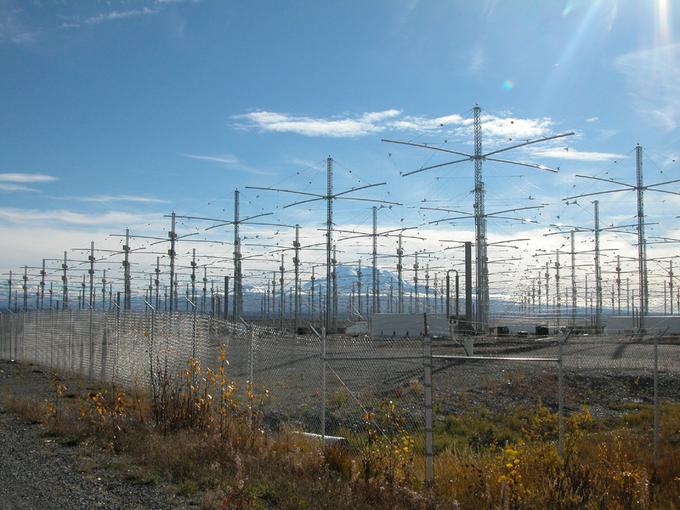 Kompleks HAARP sta novembra lani zaradi teorij zarot napadla do zob oborožena moška. Verjela sta, da lahko HAARP ob manipulaciji vremena prevzame nadzor nad človeškim umom in ljudem celo krade duše. (Klik na fotografijo za vir.)  |  Foto: Wikimedia Commons | Foto: 