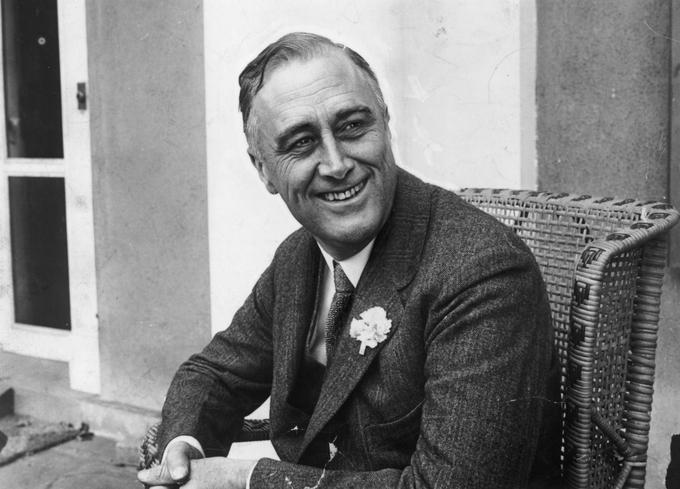 Franklin D. Roosevelt (1933–1945), ki je bil daljni sorodnik Theodorja Roosevelta, se je v zgodovino zapisal kot ameriški predsednik, ki je služboval kar štiri mandate zapovrstjo. Skupaj je bil v Beli hiši 12 let, največ med ameriškimi predsedniki. Če ga ne bi aprila 1945 zadela kap, bi vladal do januarja 1949. Pred javnostjo je dolga leta skrival hudo bolezen. Pri 39 letih, leta 1921, je zbolel za otroško paralizo, ki ga je prikovala na voziček.  | Foto: Getty Images