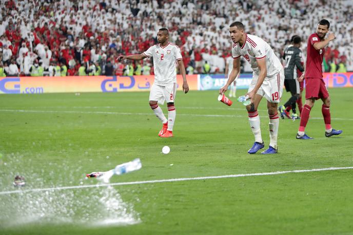 Katar Nogomet | Navijači ZAE po porazu v polfinalu (0:4) proti Katarju niso skrivali slabe volje.  | Foto Reuters