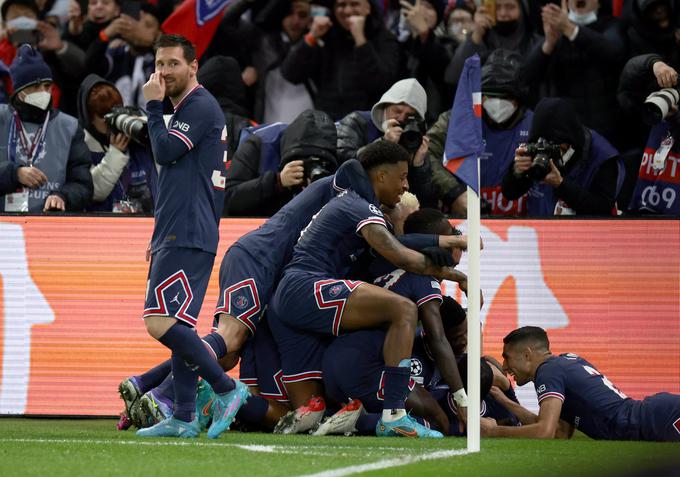 Veselje nogometašev PSG po dragoceni zmagi nad Realom (1:0). Ker od te sezone v izločilnih delih lige prvakov ne velja več pravilo prednosti doseženih zadetkov v gosteh, bi se na povratni tekmi v Madridu (9. marca) v primeru zmage Reala z enim zadetkom razlike po rednem delu, četudi bi PSG zatresel mrežo španskih podprvakov (2:1, 3:2, 4:3 …), igrali podaljški. | Foto: Reuters