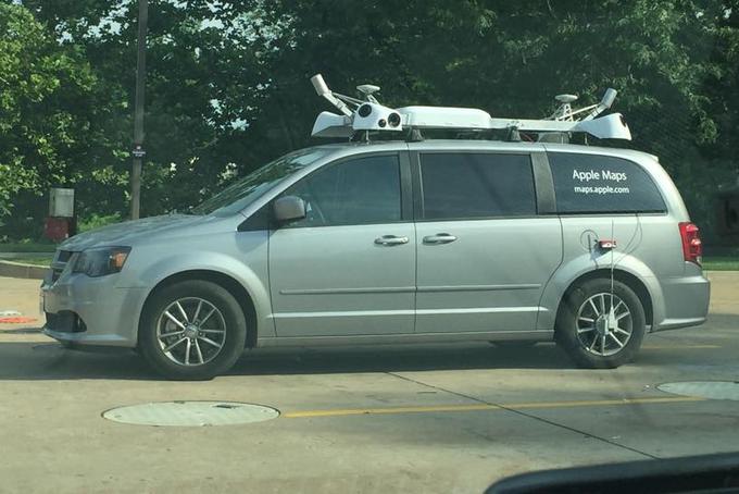 Eden od kombijev z označbo Apple Maps, ki so po ZDA začeli voziti že pred dvema letoma. Na slovenskih cestah bomo sodeč po dozdajšnjih opažanjih tovrstnih vozil na evropskih cestah najverjetneje videli "domače" znamke vozil in ne Chevroletov, GM-jev in Dodgejev.  | Foto: Thomas Hilmes/Wikimedia Commons