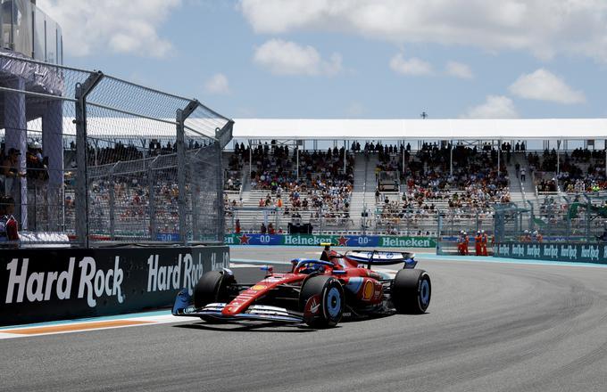 Carlos Sainz na dirkališču okrog stadiona Hard Rock. | Foto: Reuters