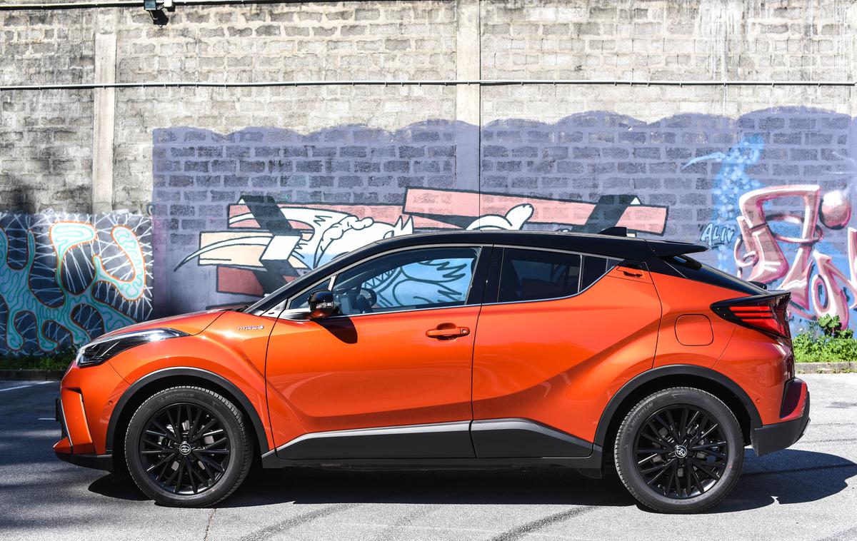 Toyota C-HR | Oranžno črna kombinacija pomeni, da gre za najvišjo in omejeno stopnjo opreme launch edition. Skoraj 4,4 metra dolga toyota je na 18-palčnih črnih platiščih dvignjena 142 milimetrov od tal. | Foto Gašper Pirman