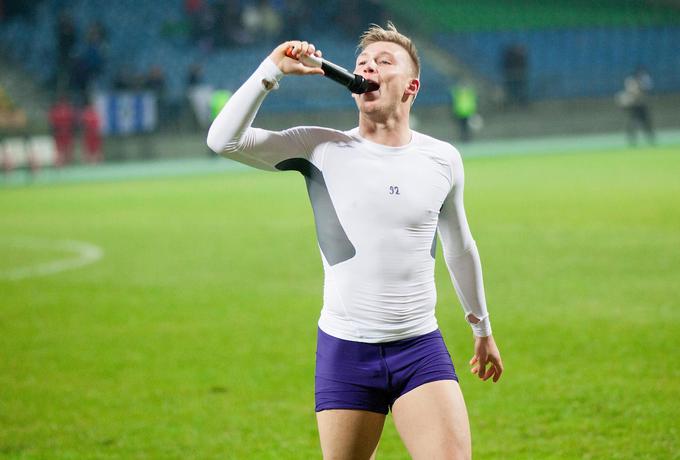 Po zmagi nad Wiganom, s katero si je Maribor leta 2013 priigral napredovanje v 1/16 finala lige Europa, je v Ljudskem vrtu sledila čaga. Duška si je dal z mikrofonom tudi Črnic. | Foto: Vid Ponikvar